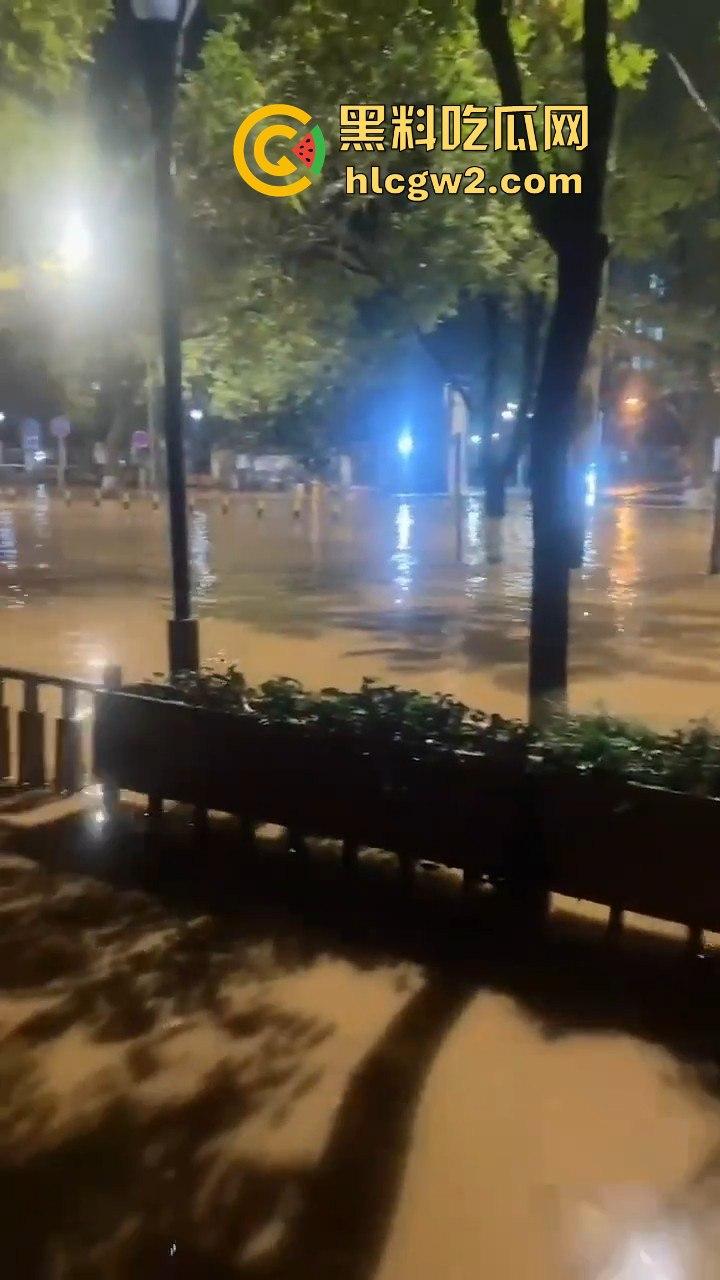 西安朱雀大街海水倒灌？小寨路口凌晨惊现黑色经典，西安的趵突泉上线了！-10