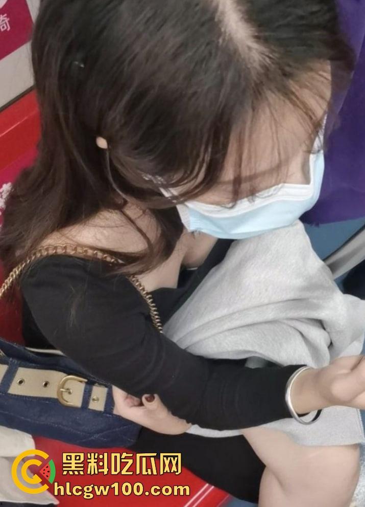 抄胸大神地铁乳房偷拍传奇出手 清纯美少女到良家人妻 短暂春光乍泄 奶子风景千姿百态 还原奶子的别样风采！-2