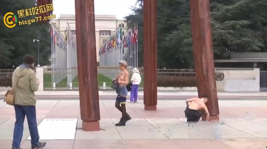 活动人士在联合国日内瓦办事处前举行反俄集会，裸女现身手持电据损坏纪念碑！-5