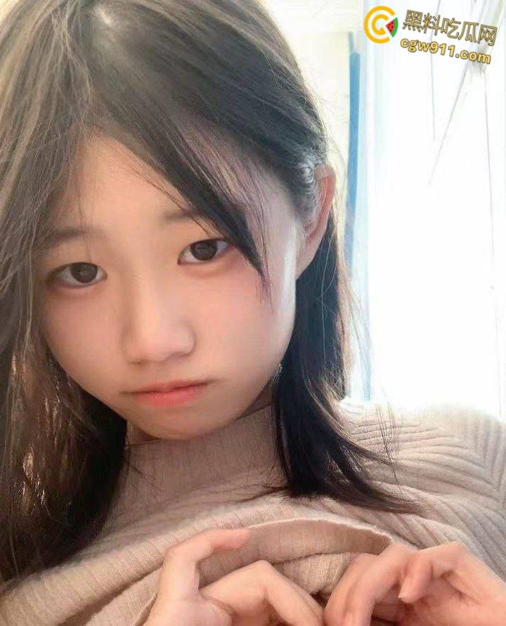 浙江大学校花【何雅茜】，被金主包养酒店调教，镜子前扯着头发被后入爆操，骑脸颜射一脸 ！-3