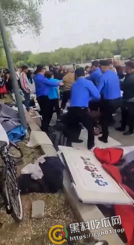 沈阳鲁园大爷板砖掀飞城管现场！暴躁大爷板砖教训嚣张城管 当场脑袋开瓢 东北大爷就是彪悍-3