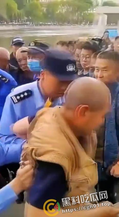 沈阳鲁园大爷板砖掀飞城管现场！暴躁大爷板砖教训嚣张城管 当场脑袋开瓢 东北大爷就是彪悍-8