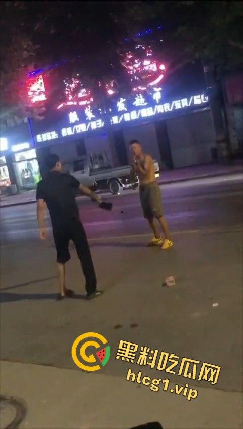 两男子争执升级，刀哥挥菜刀逼近，另一男子秒怂抱头求饶！-2