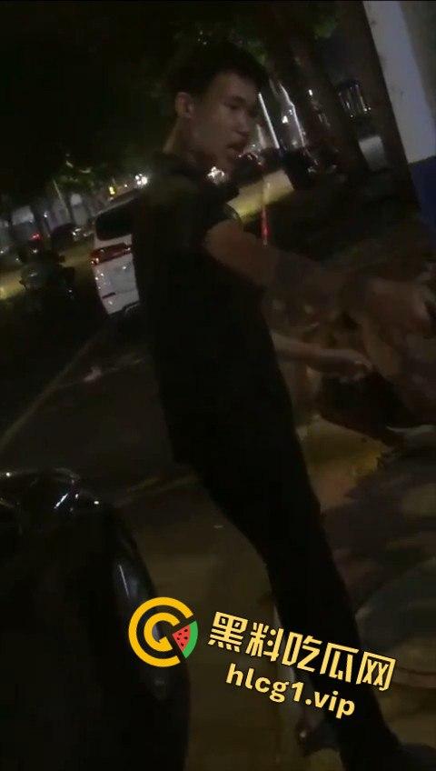 两男子争执升级，刀哥挥菜刀逼近，另一男子秒怂抱头求饶！-8