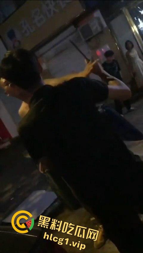 两男子争执升级，刀哥挥菜刀逼近，另一男子秒怂抱头求饶！-10