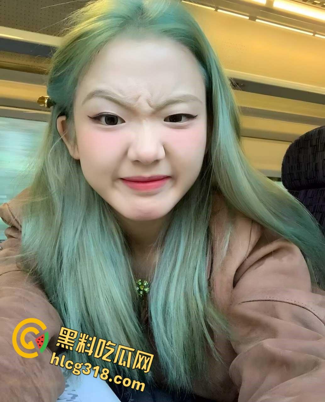 浙江外国语学院【张钰娇】，清纯反差绿发妹，高铁千里送炮，口活一流嫩穴随便内射！-2