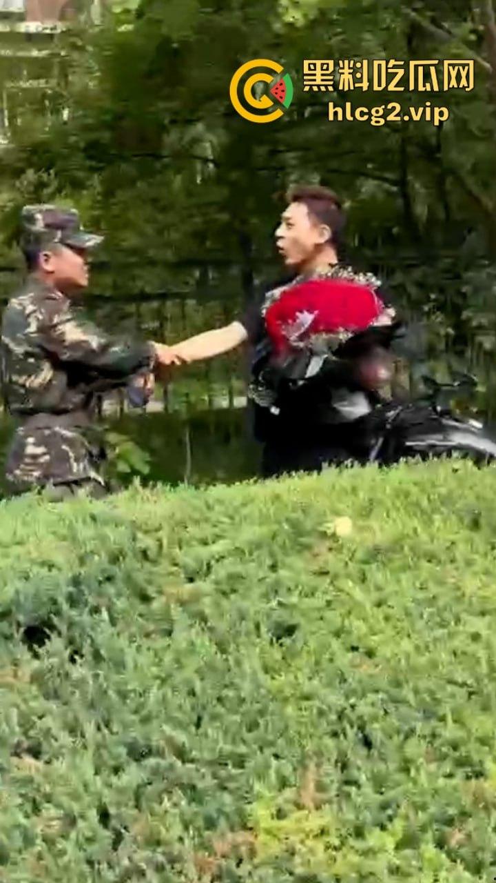 从震惊到无语:男生手捧玫瑰表白男教官 当街牵手惹众人激动跳脚!-3