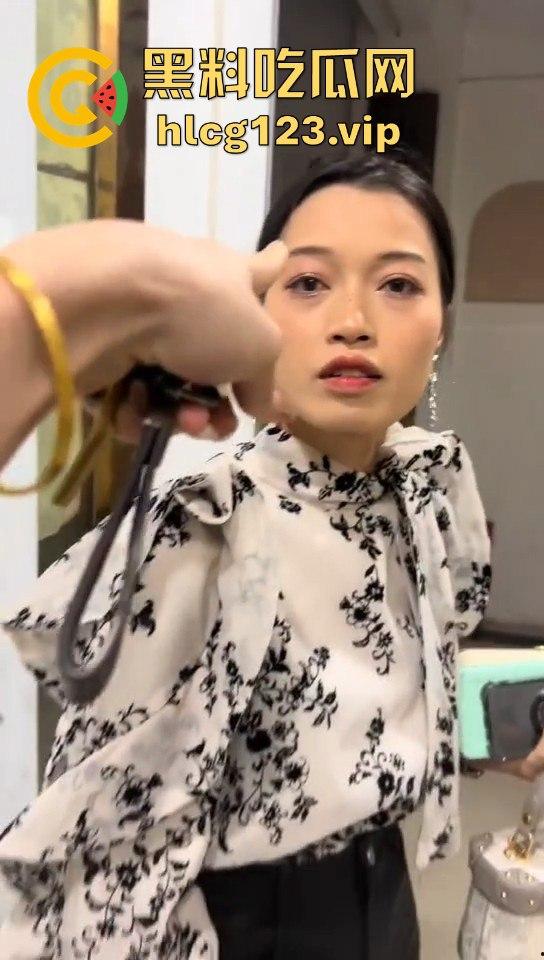 瓜友抓小三现场，广西婊子知三当三！贱人终究逃不过，捉奸现场太文明了？-4