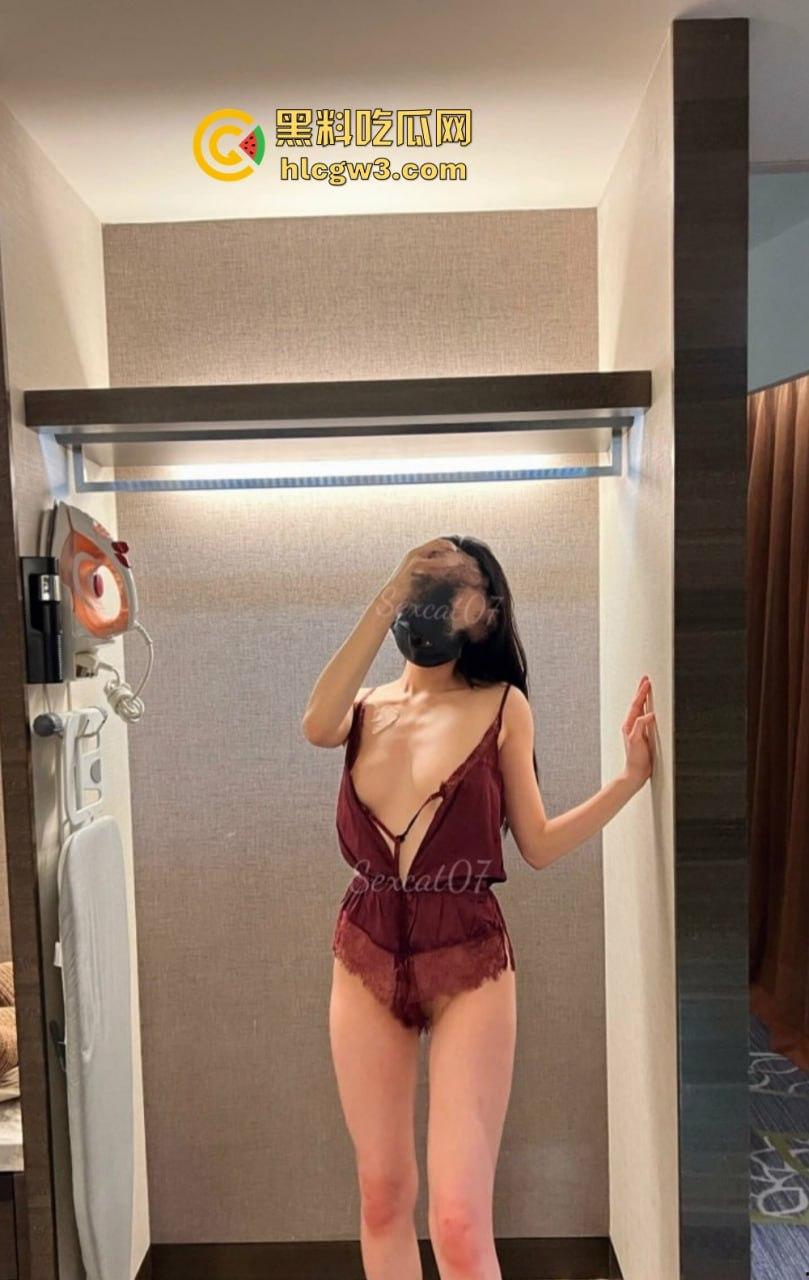 究极绿帽性感骚妻『性感的猫』福利私拍流出,健身室6P大混战,单男无套猛操内射老公紧跟续上!-16