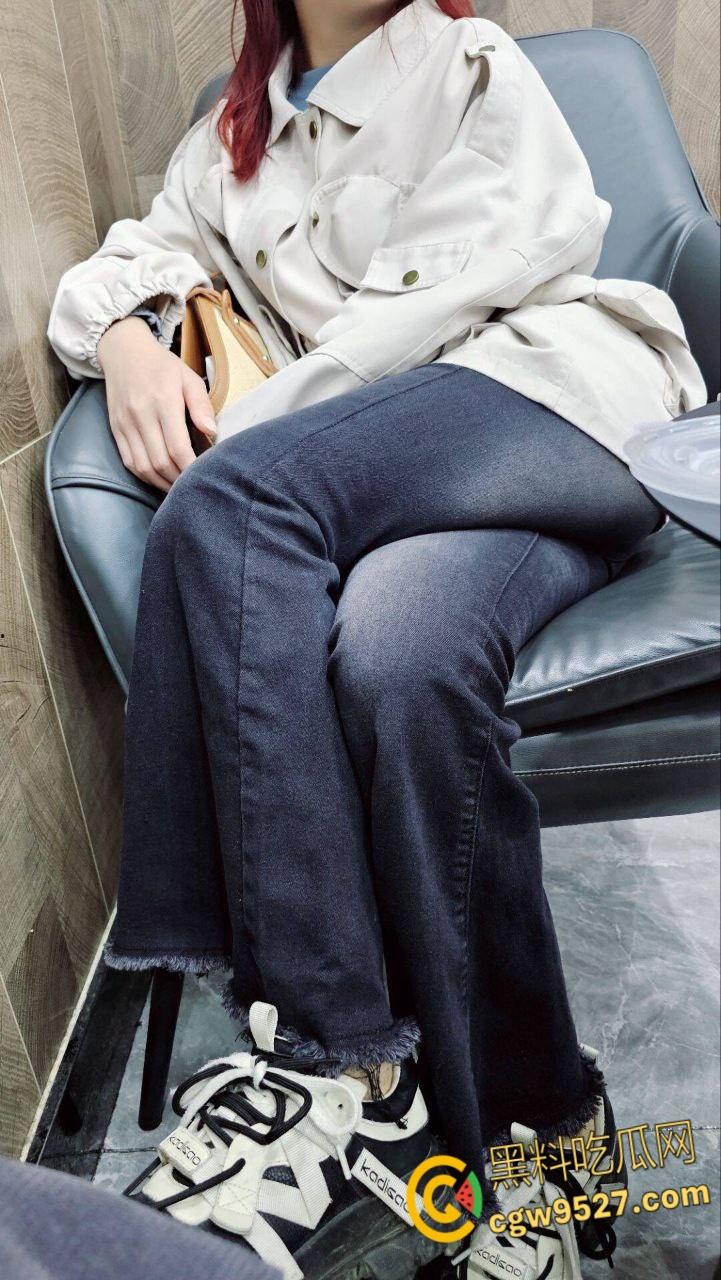 商场逛小吃街，妹妹野外尿尿露出雪白翘臀，勾引哥哥一起去小树林，狂舔骚逼后入爆操，激情内射 !-4