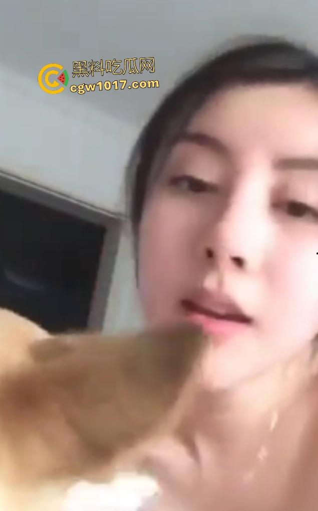 美少妇老公出差饥渴难耐,只好强吻公狗,脱光诱惑狗子它却挣扎逃避,宁愿舔屌都不亲嘴,我也想当狗了!-1