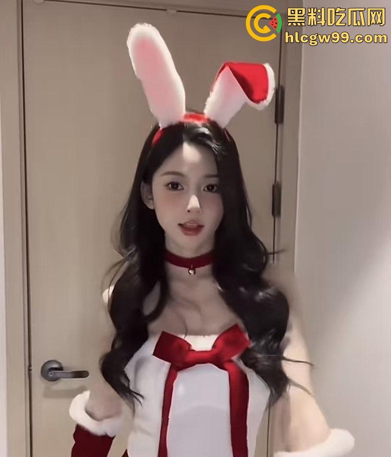 抖音超美内衣模特【Umi-】直播PK为拉票,镜头直接怼着自己小穴猛拍,阴唇嫩肉清晰可见,竟然还没封号!-4