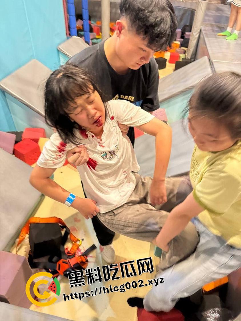 深圳南山区游乐场惊魂！攀岩项目绳子脱落小孩十几米落下 七窍流血 现场视频流出-2