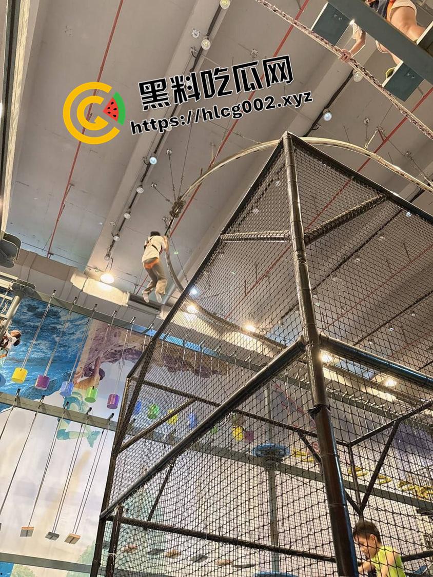 深圳南山区游乐场惊魂！攀岩项目绳子脱落小孩十几米落下 七窍流血 现场视频流出-4