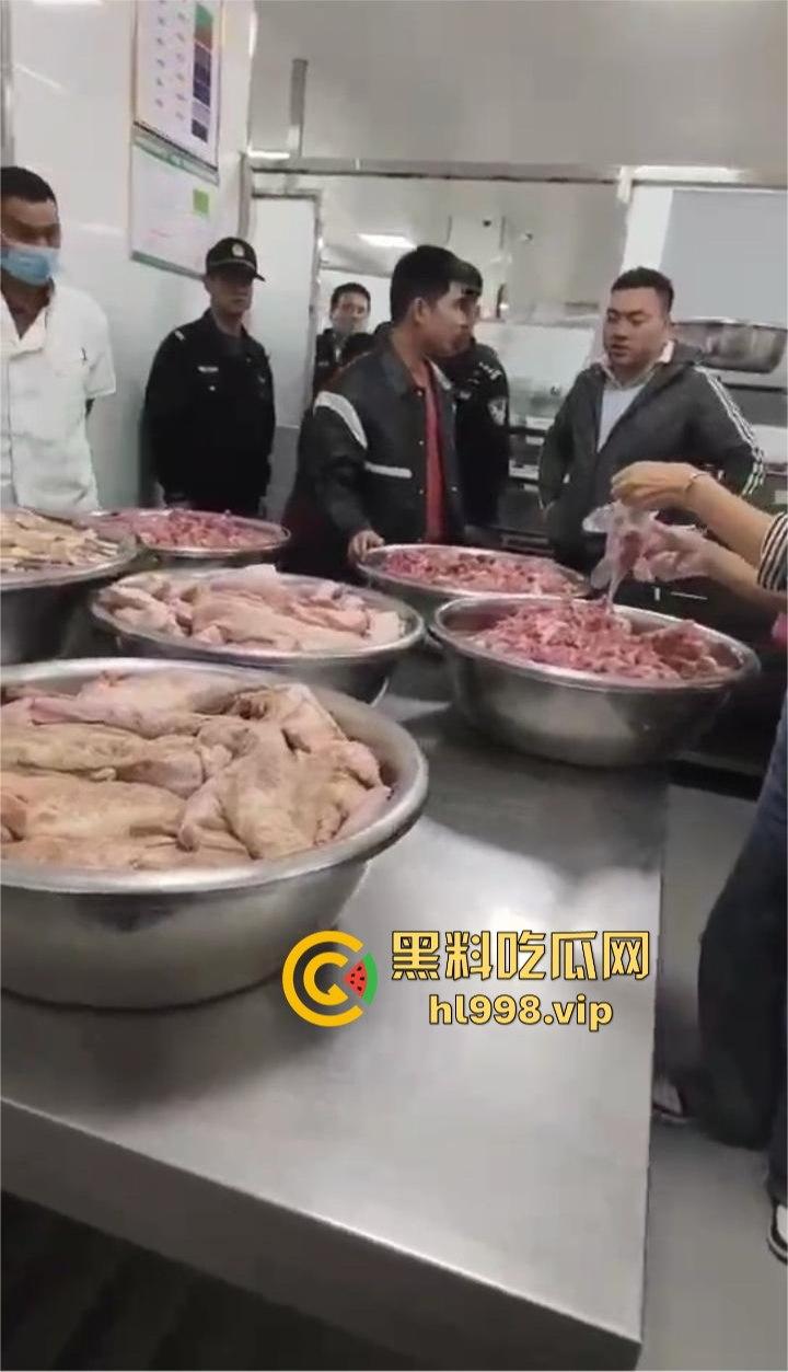 云南昆明长丰学校食堂提供变质肉?校方荒谬回应惹众怒:臭肉怕啥,老鼠蟑螂都能吃!-13