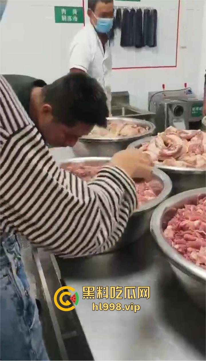 云南昆明长丰学校食堂提供变质肉?校方荒谬回应惹众怒:臭肉怕啥,老鼠蟑螂都能吃!-14