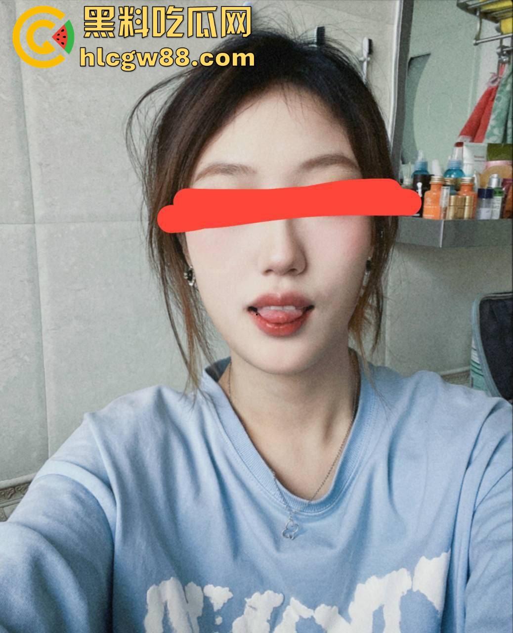 佛山美宜家便利店小妹【方丽梁】带去吃个烤肉就拿下,素颜有点吓人床上情绪价值拉满,被干到翻白眼!-1