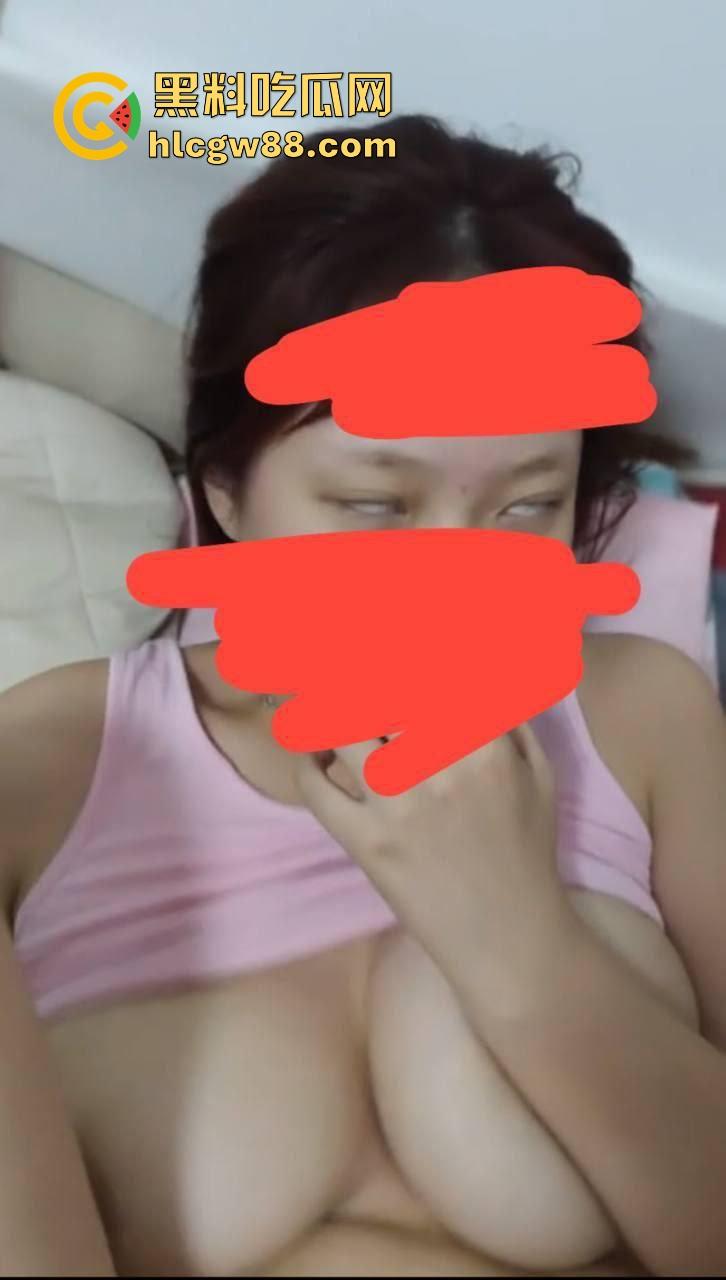 佛山美宜家便利店小妹【方丽梁】带去吃个烤肉就拿下,素颜有点吓人床上情绪价值拉满,被干到翻白眼!-6