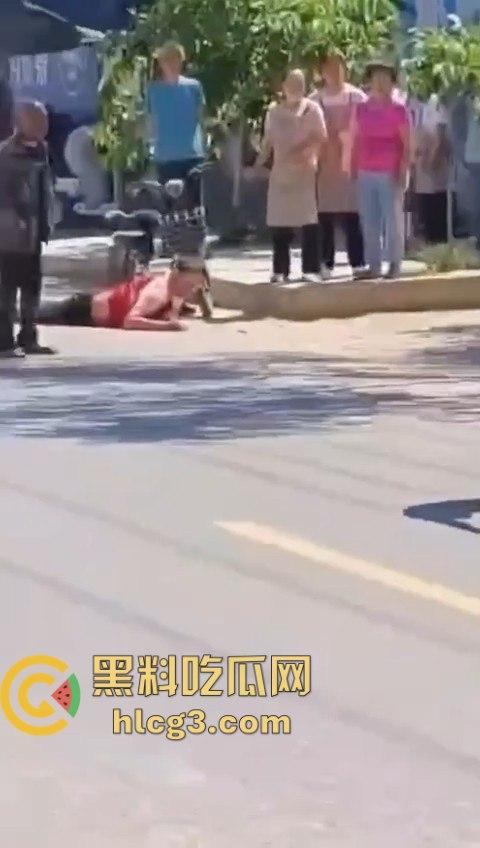 老年白起大街上互砍，镰刀攻击的场面令人震惊！梦回宇将军-8