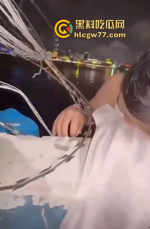 一对男女在三亚打野战翻墙出事了 女子被铁丝网钩住 消防救援到场 真是笑不活了!-4