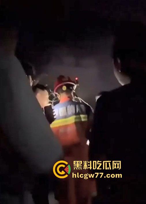 一对男女在三亚打野战翻墙出事了 女子被铁丝网钩住 消防救援到场 真是笑不活了!-6