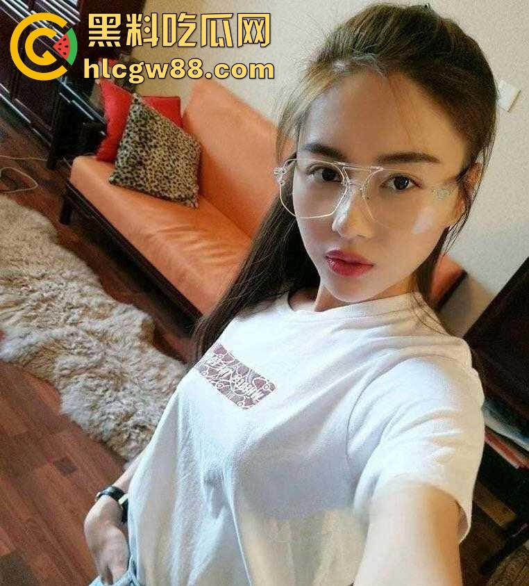 爱健身的眼镜妹在深圳某健身会所里大秀身材 边健身边自慰沉浸其中不顾旁人 也是个奇女子！-1