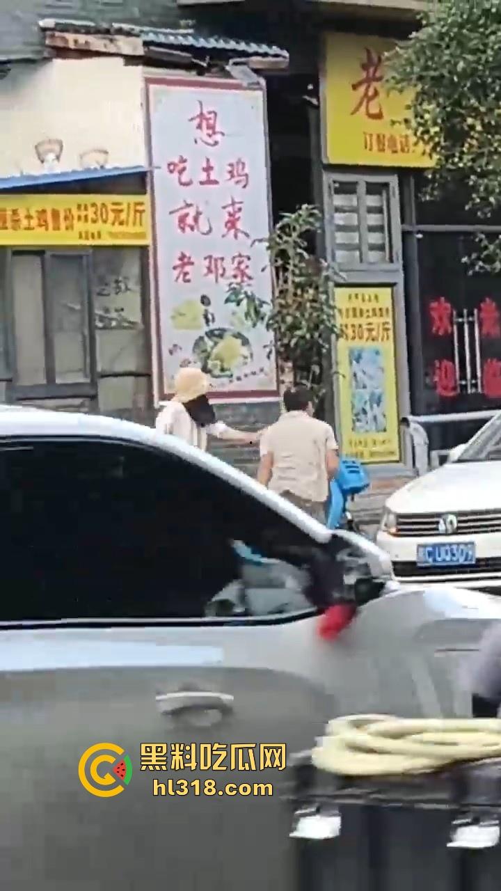 广西桂林七星区彪悍少妇当街捉奸殴打渣男，一路追逐一路殴打，拳脚相加，最后还把渣男打哭了！-4
