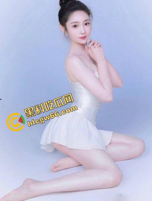 四川大学锦江学院舞蹈系校花『罗钰爽』白丝上阵，趴地上给评委爆插粉嫩小穴，老师操我一次不够！-4