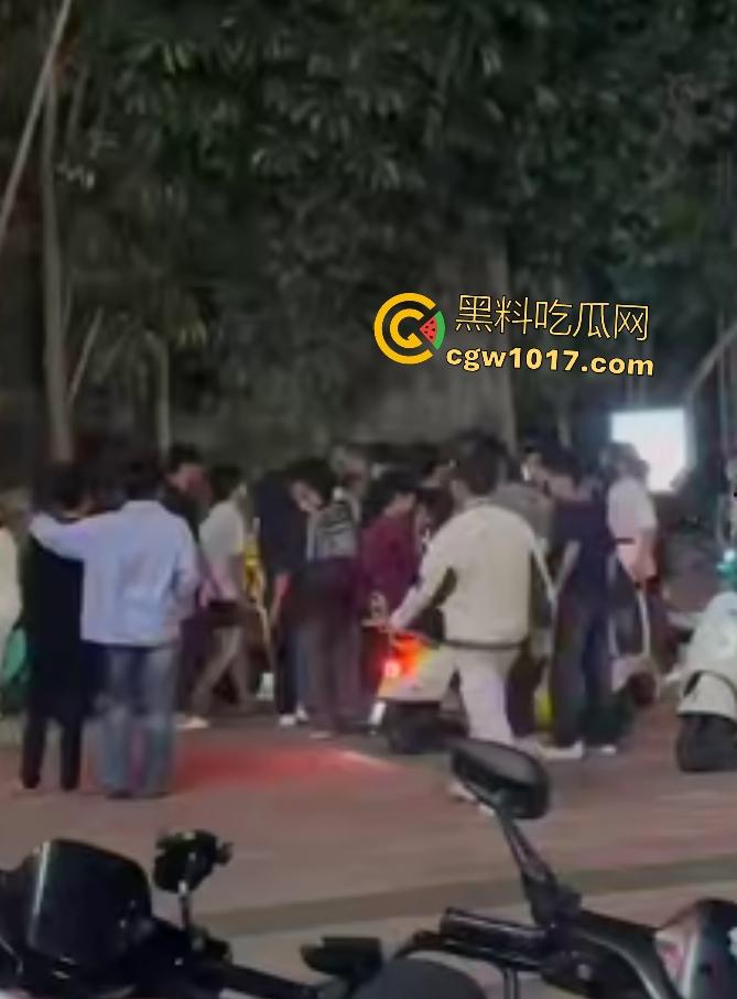 广州增城新塘万和百货，精神小伙鬼火约架，一刀捅死对方血流比杀猪水还多，大爷看戏被撵，哪凉快待着去！-6