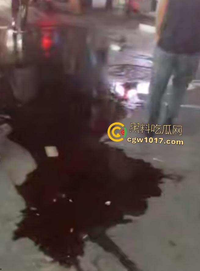 广州增城新塘万和百货，精神小伙鬼火约架，一刀捅死对方血流比杀猪水还多，大爷看戏被撵，哪凉快待着去！-7