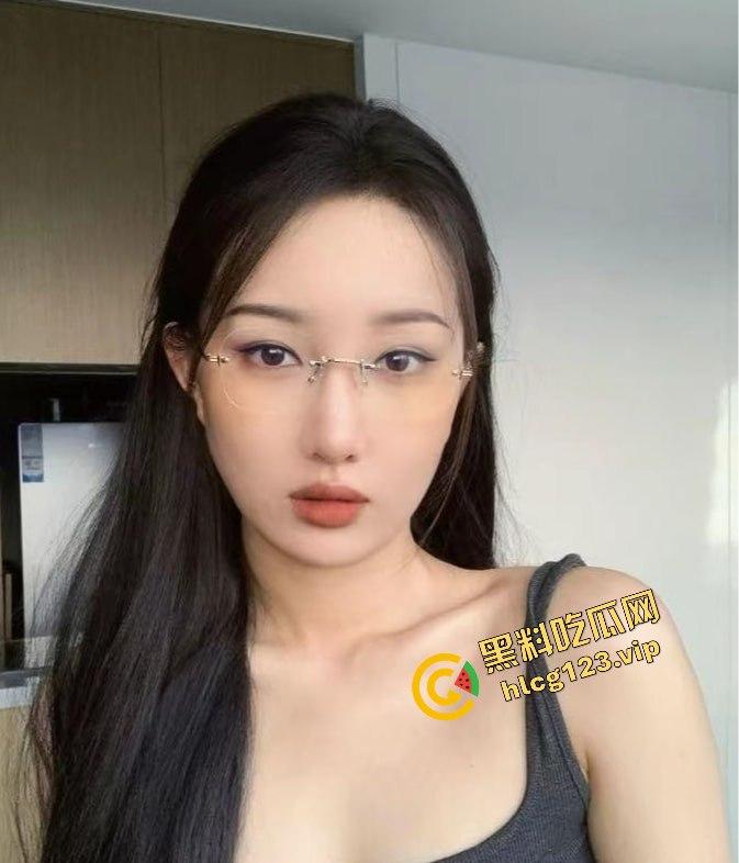 快手女神主播【卿卿下海】！情趣内衣黄播流出，粉嫩小穴与乳头大尺度曝光！-4