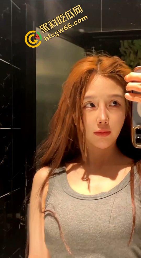 黑龙江高端外围三女一男群P淫趴视频曝光，直播还在装纯，镜子前跪舔抢屌，骚得毫无下限！-2