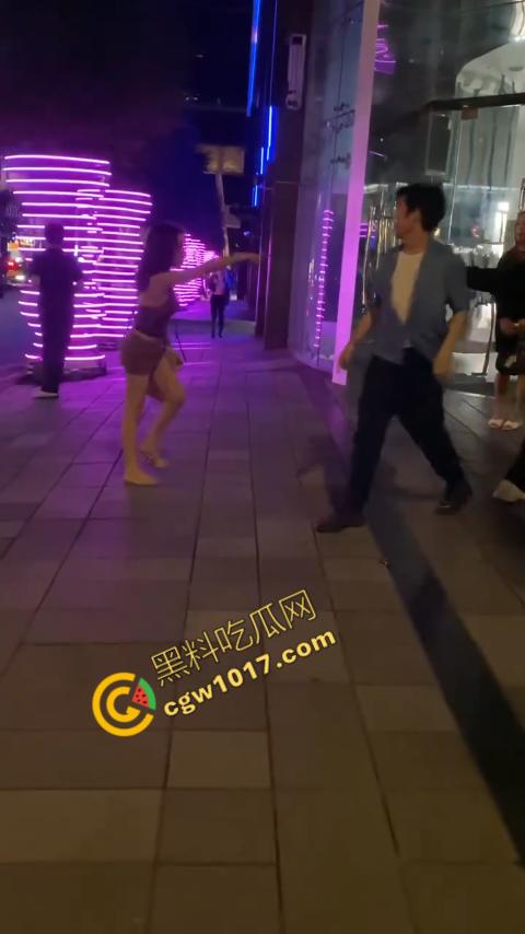 台湾街头剧烈撕逼!台男街头怒打泰国人妖,拳脚横飞,人妖身材火辣,群众狂呼,场面炽热-6