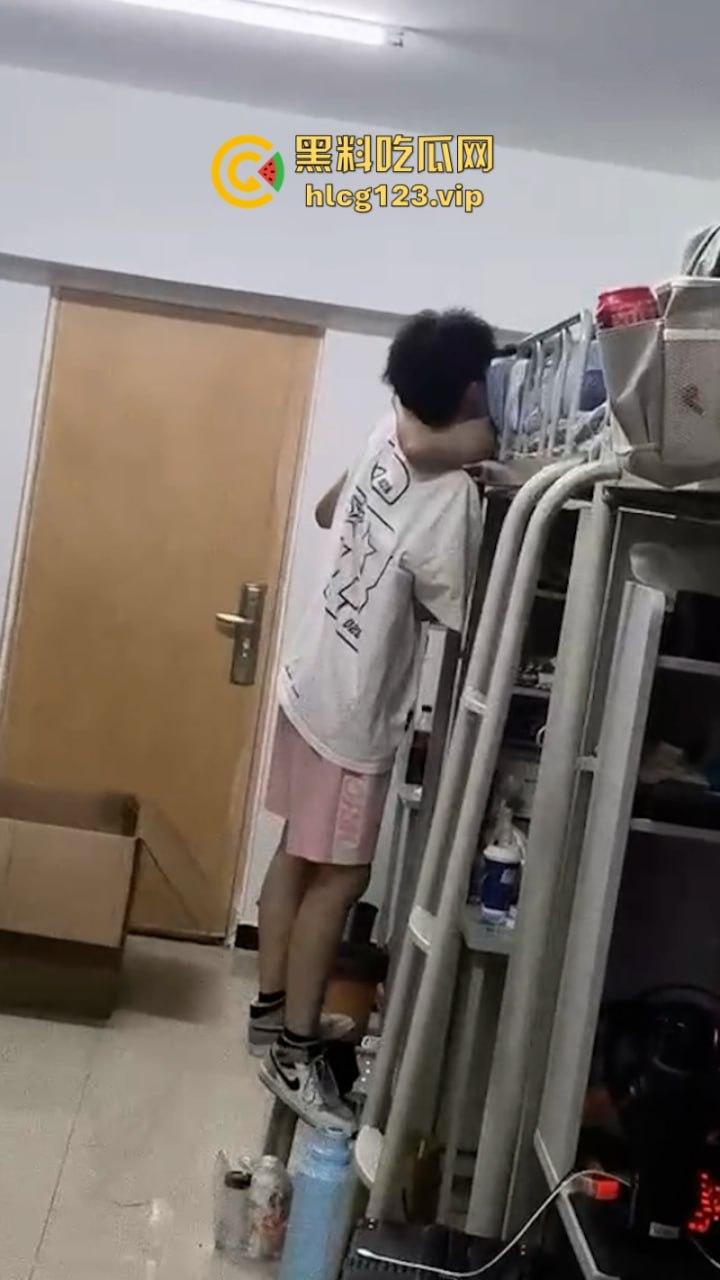 男生宿舍有gay成什么样子?西安科技大学俩男大学生激情湿吻视频流出 震碎三观!-1