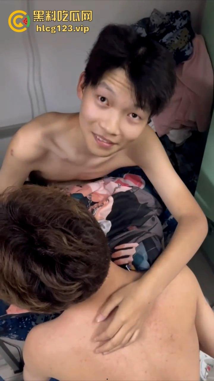 男生宿舍有gay成什么样子?西安科技大学俩男大学生激情湿吻视频流出 震碎三观!-3