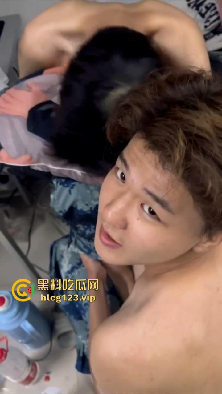 男生宿舍有gay成什么样子?西安科技大学俩男大学生激情湿吻视频流出 震碎三观!-4