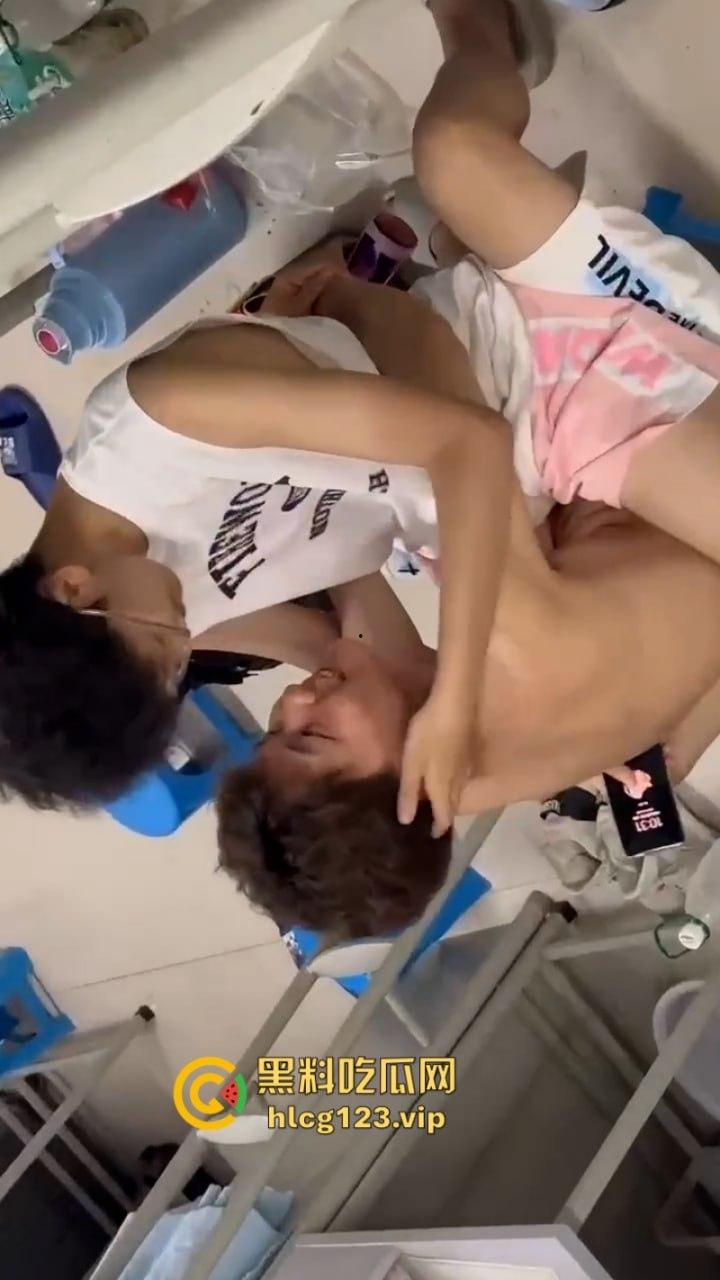 男生宿舍有gay成什么样子?西安科技大学俩男大学生激情湿吻视频流出 震碎三观!-5