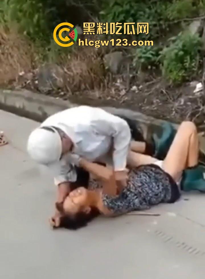 狂热夕阳红当街开干！ 大爷众目睽睽脱光大妈内裤强奸 大爷大妈玩得比年轻人还要过火！-3