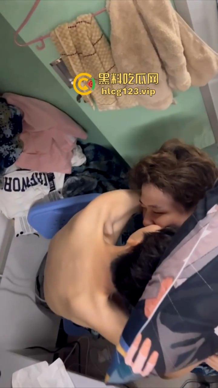 男生宿舍有gay成什么样子?西安科技大学俩男大学生激情湿吻视频流出 震碎三观!-8