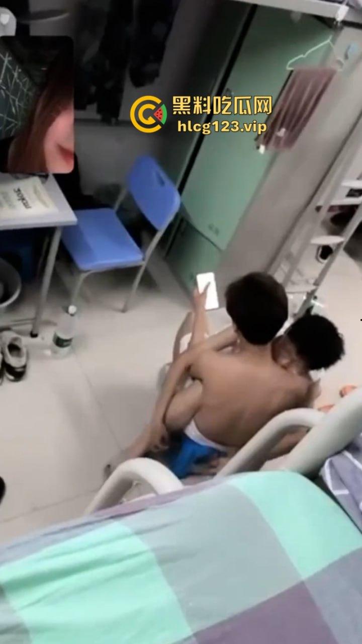 男生宿舍有gay成什么样子?西安科技大学俩男大学生激情湿吻视频流出 震碎三观!-10
