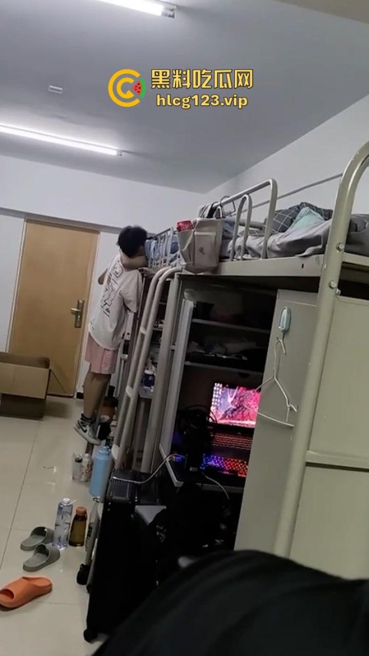 男生宿舍有gay成什么样子?西安科技大学俩男大学生激情湿吻视频流出 震碎三观!-11
