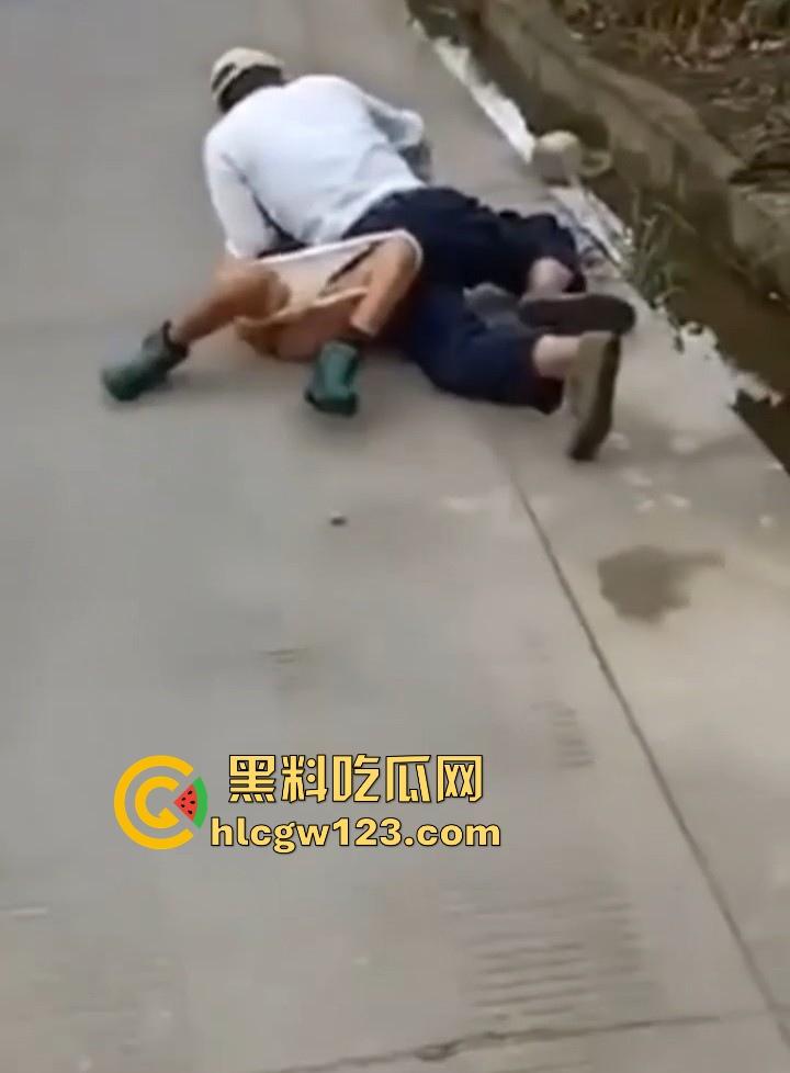 狂热夕阳红当街开干！ 大爷众目睽睽脱光大妈内裤强奸 大爷大妈玩得比年轻人还要过火！-8