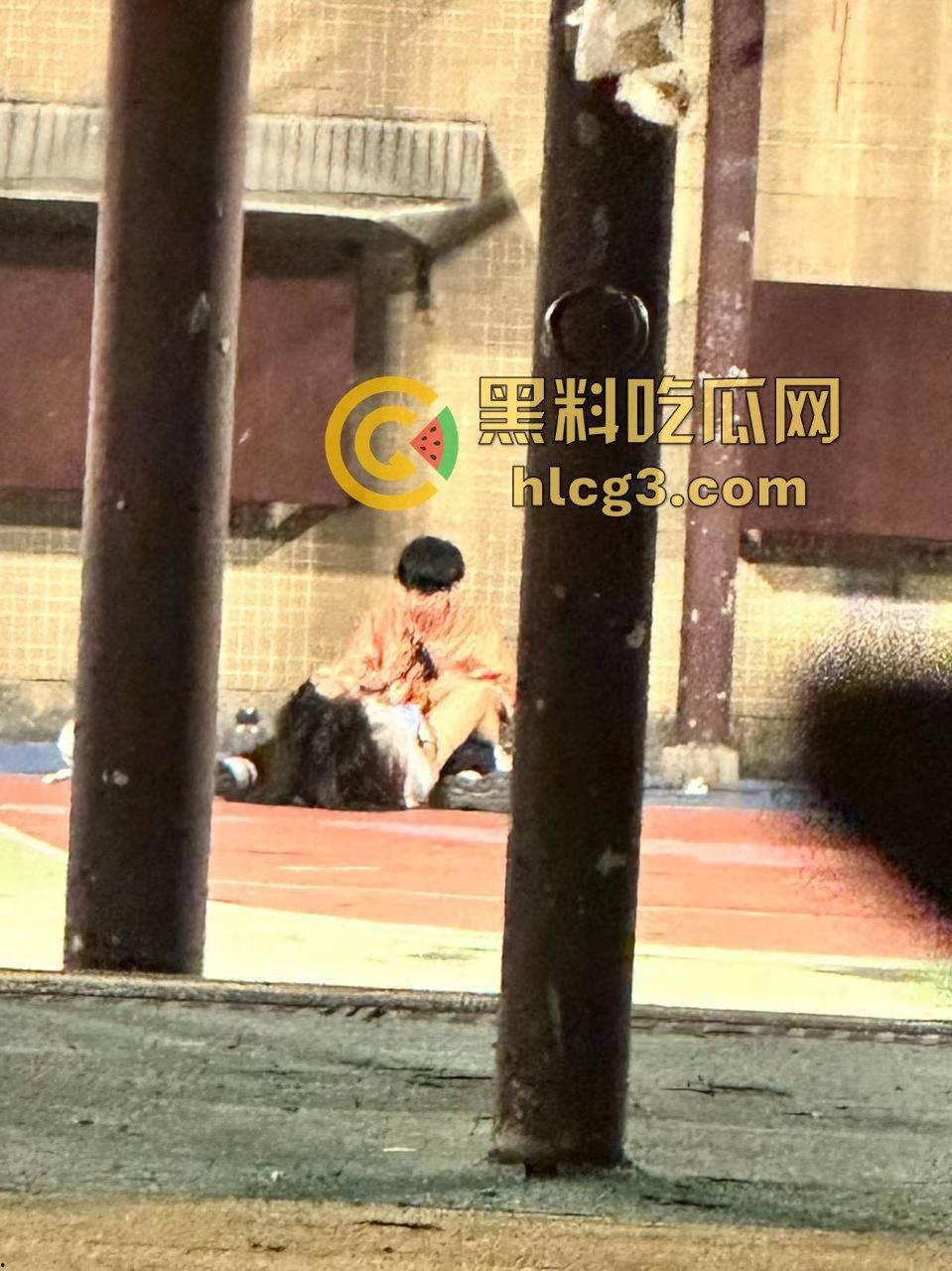 球场惊现激情戏！情侣当众做羞羞事，围观群众竟全程解说，画面火辣震撼！-5