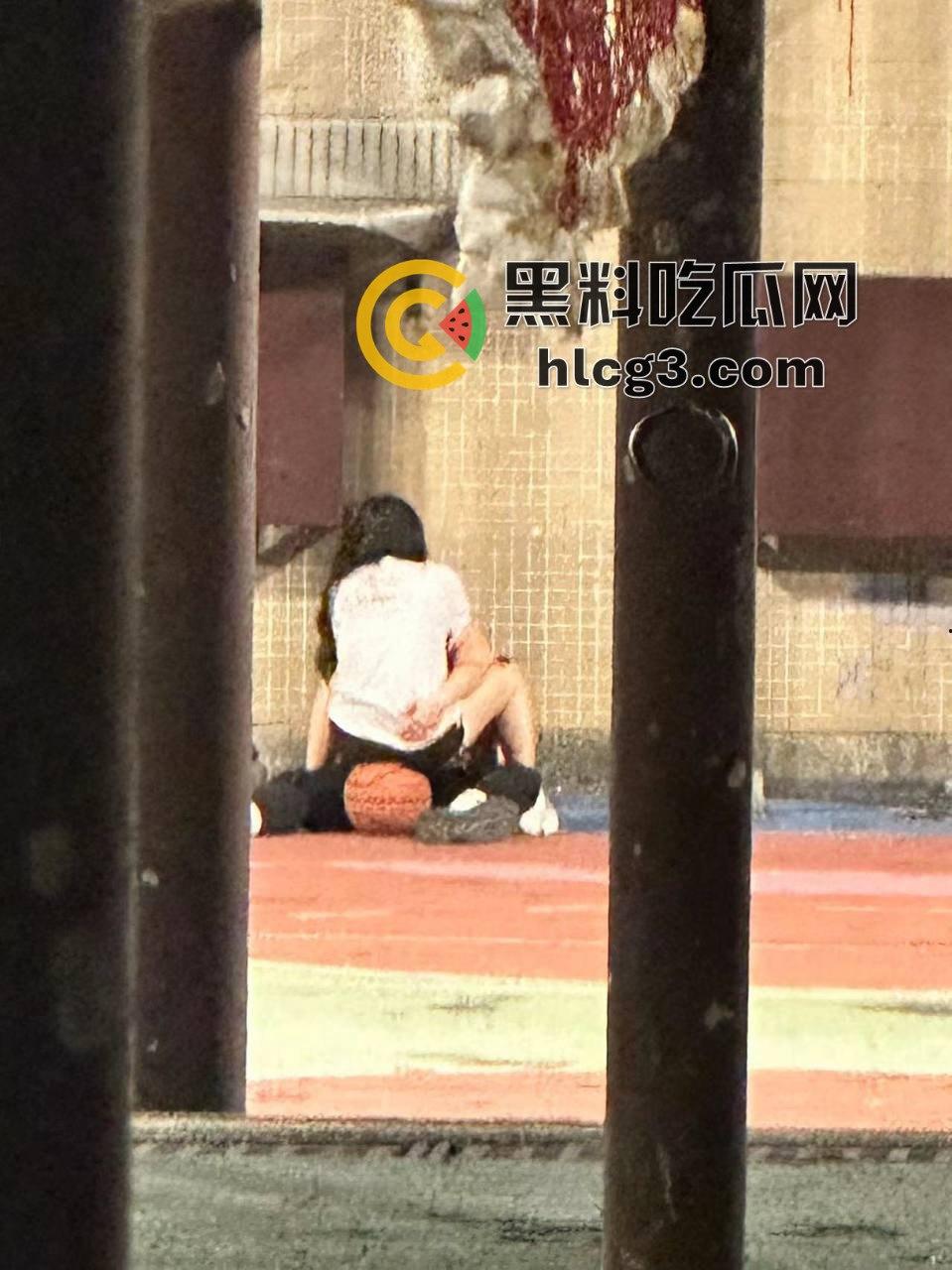 球场惊现激情戏！情侣当众做羞羞事，围观群众竟全程解说，画面火辣震撼！-8