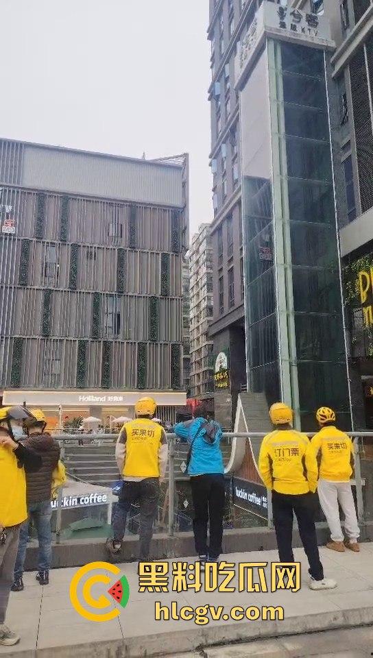 重庆男子跳楼导致外卖延时送达,外卖小哥们却在现场吃瓜!-4