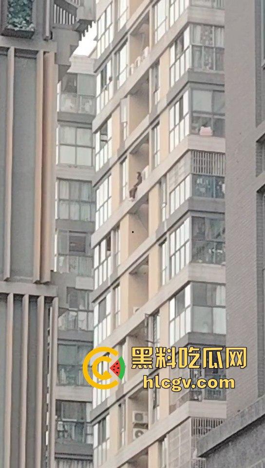 重庆男子跳楼导致外卖延时送达,外卖小哥们却在现场吃瓜!-5