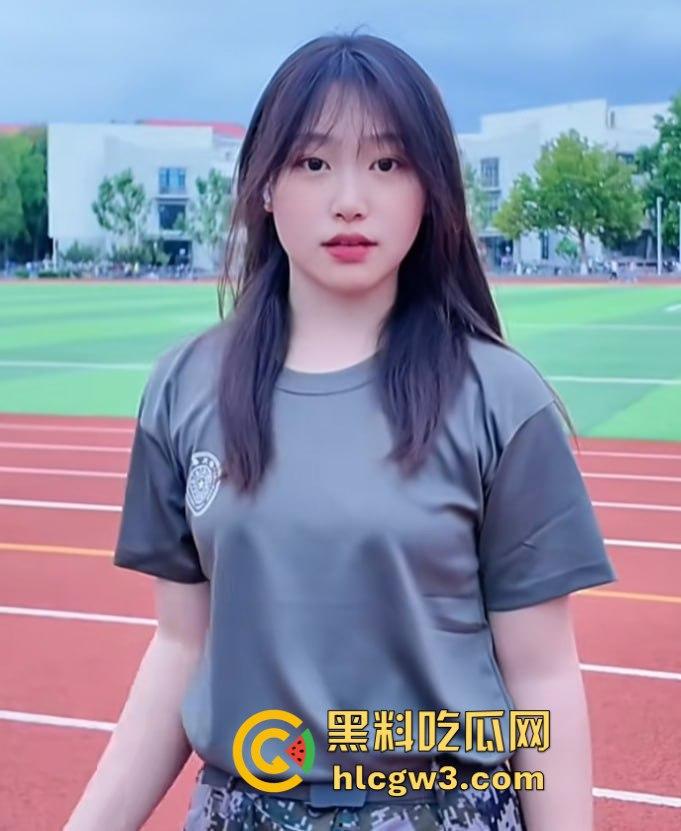 清华美院美女疑似下海，推特大尺度视频曝光，露出诱惑动作堪比专业网黄，学霸就是厉害！-2