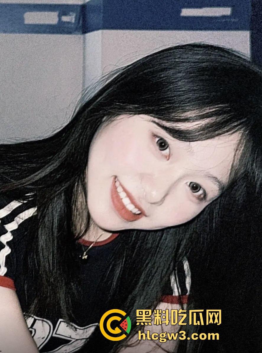 清华美院美女疑似下海，推特大尺度视频曝光，露出诱惑动作堪比专业网黄，学霸就是厉害！-9