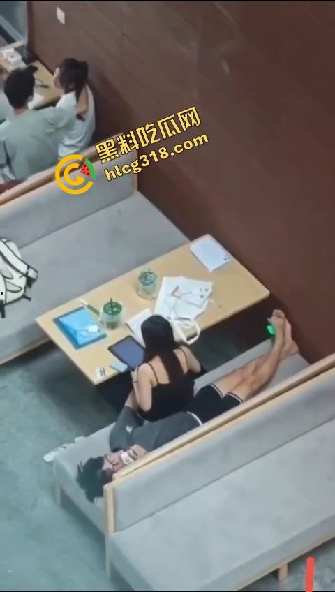 还是大学生最会玩,图书馆不光能看书,还能啪啪,书没翻一页,小穴倒是翻了个底朝天!-15