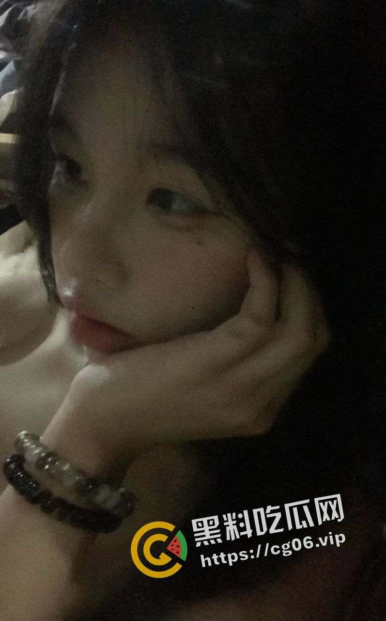 福建反差婊女高中生1v3 还高中就阅屌无数 学校天台露出一战成名 脸庞稚嫩确实巨乳母狗-1